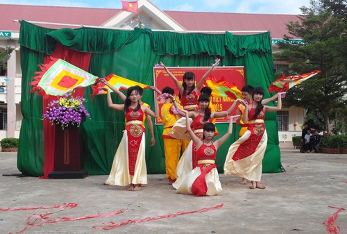 SINH HOẠT CHỦ ĐIỂM CHÀO MỪNG NGÀY NHÀ GIÁO VIỆT NAM 20-11-2014